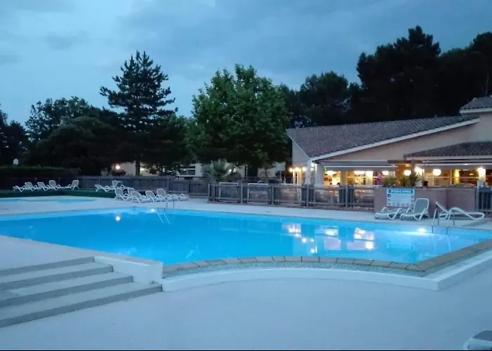 Maison Dans Village Avec Piscine