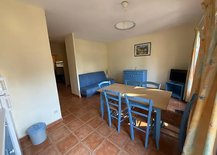Maison Dans Village Avec Piscine